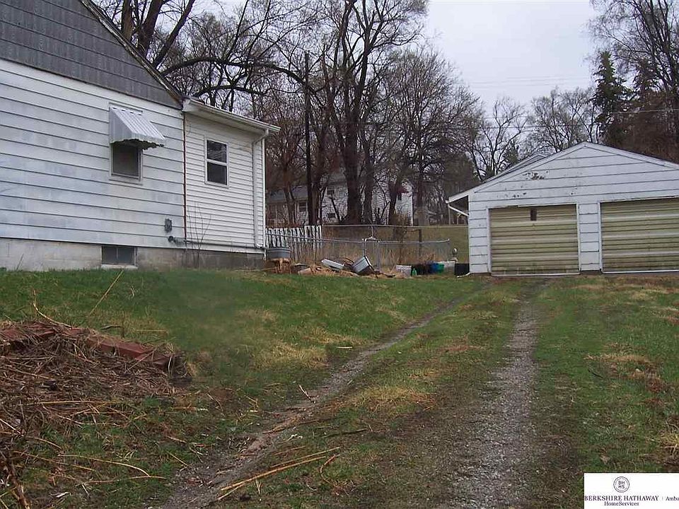 2nd image of 4321 Pratt St