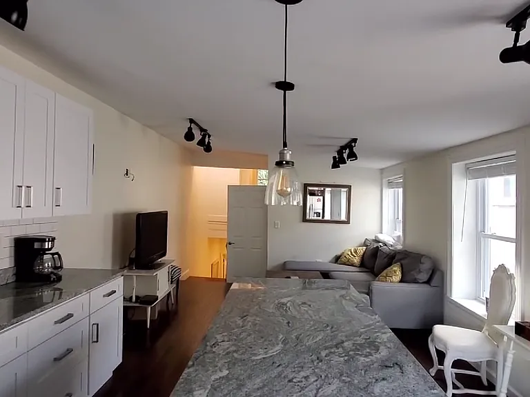 2020 Mount Vernon St #2 — Photo 4