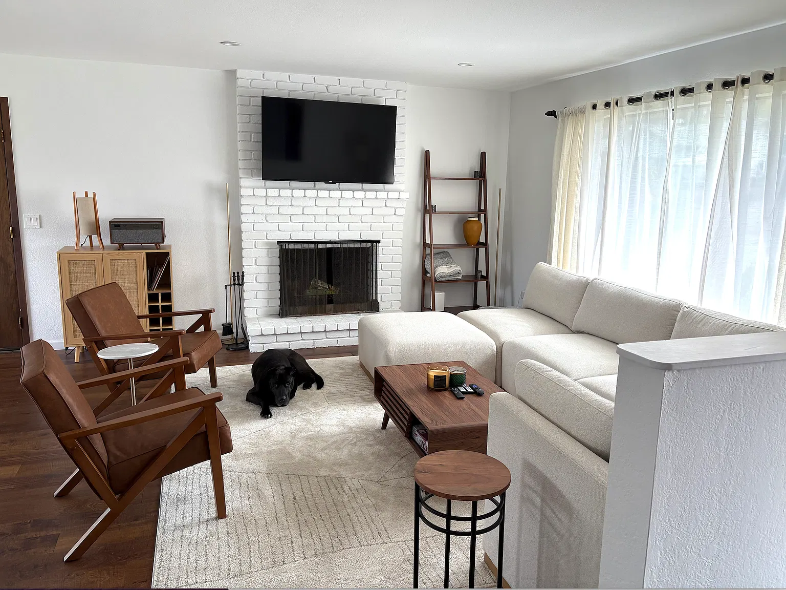 3 bed, 1315 sqft, $4,200 — Photo 3