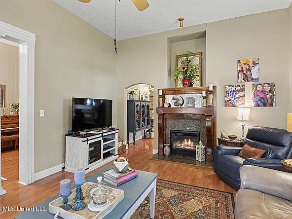 3rd image of 728 Church St