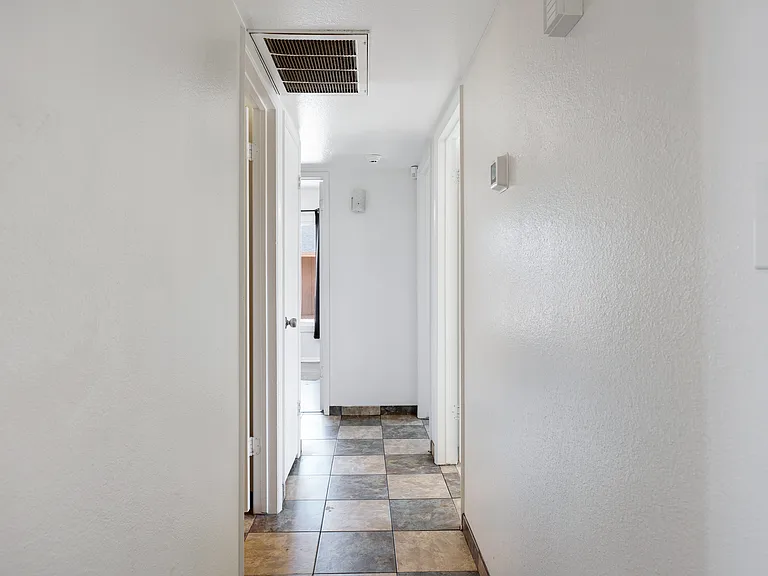 2056 W Des Moines Cir — Photo 21