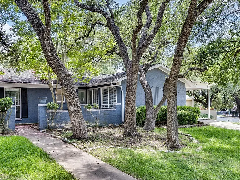 8803 Westover Club Dr #B — Photo 1
