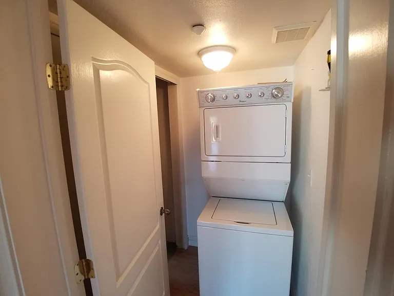 569 Merritt Ave — Photo 10