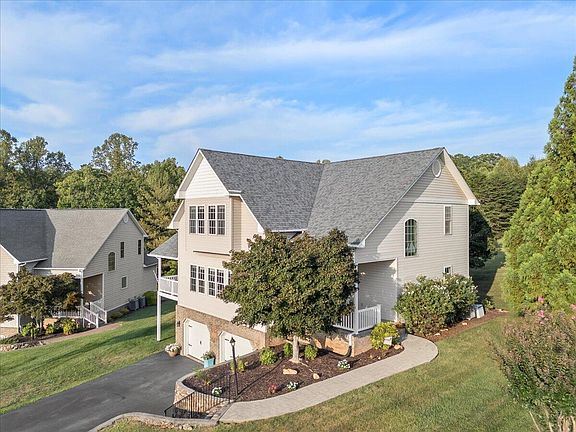 3rd image of 435 Lands End Cir