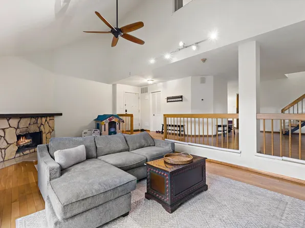556 Sanderling Ct, Secaucus, NJ 07094