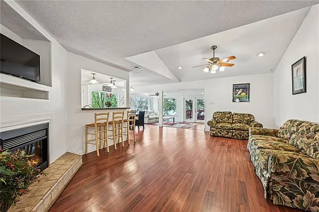 3 bed, 3.0 bath, 2169 sqft, $2,400 — Photo 3