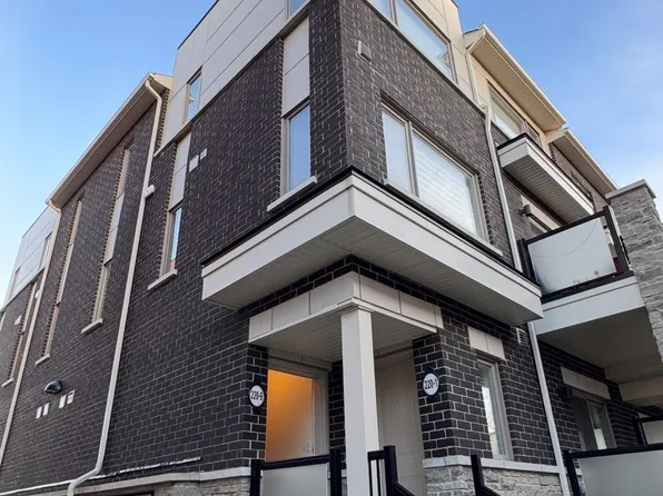 220 Lagerfeld Dr #9, Brampton, ON L7A 5H1