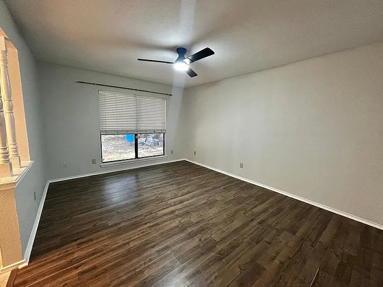 4205 Greencrest Dr — Photo 11