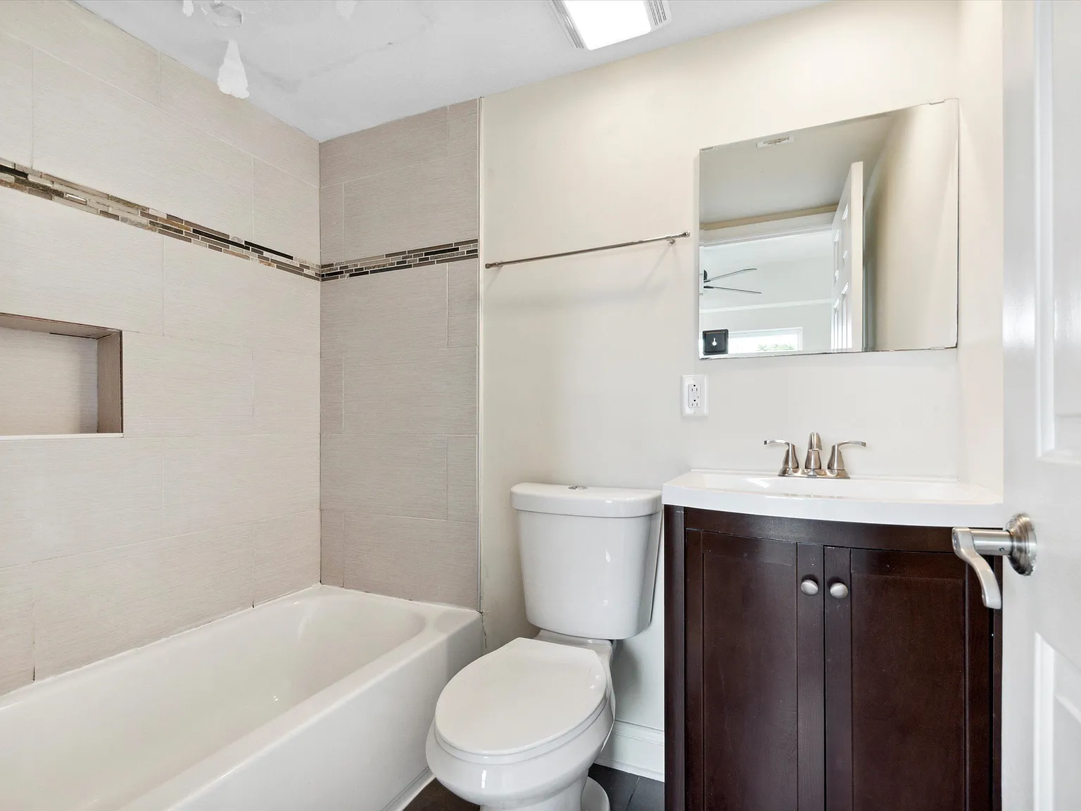 5 bed, 1715 sqft, $1,500 — Photo 3