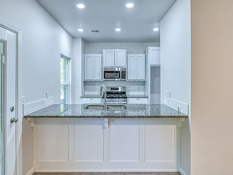 1002 Varenna Ln — Photo 12