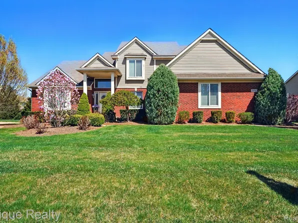 29762 Magnolia Dr, New Hudson, MI 48165