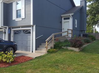 521 Bayside Ct, Smithville, MO 64089