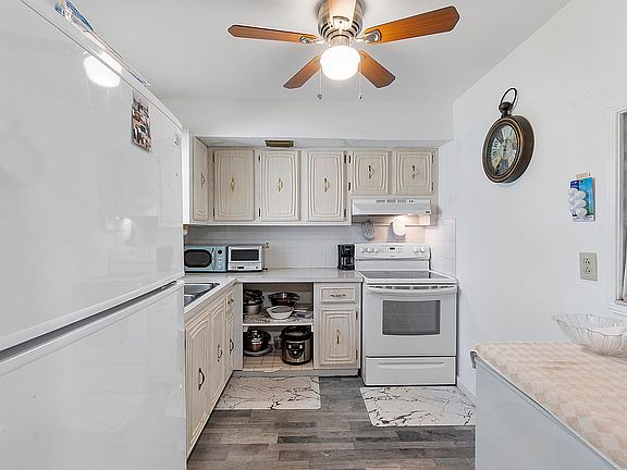 4th image of 700 Lori Drive #204