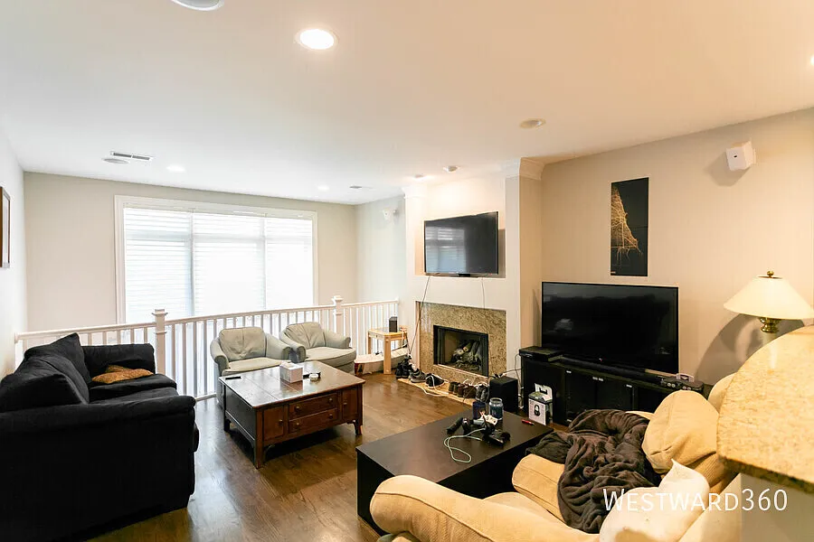 3231 N Clifton / 3 bed - 3 bath / Lakeview / Available 9/1 — Photo 4