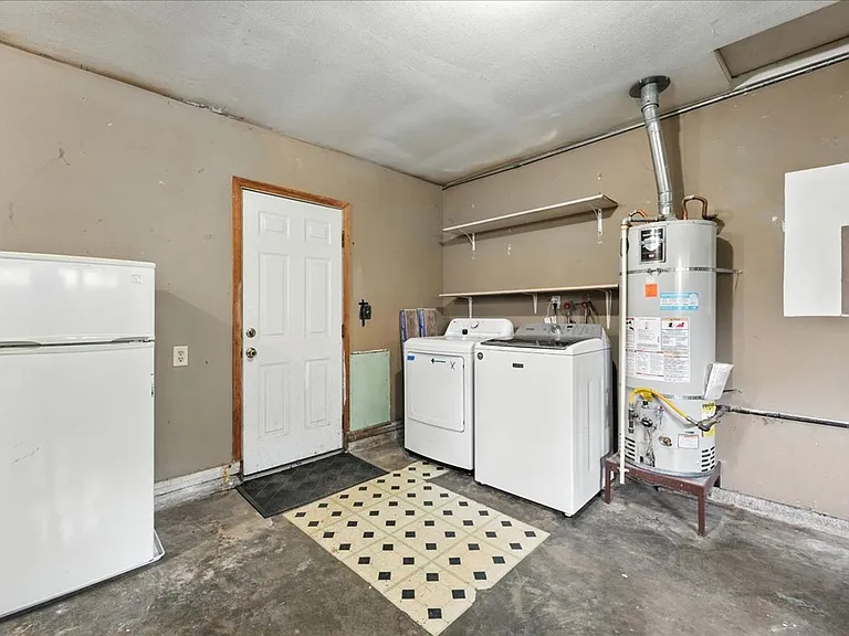 2448 Margery St — Photo 20