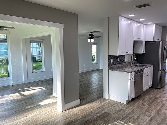 4th image of 1221 Glendale Cir E