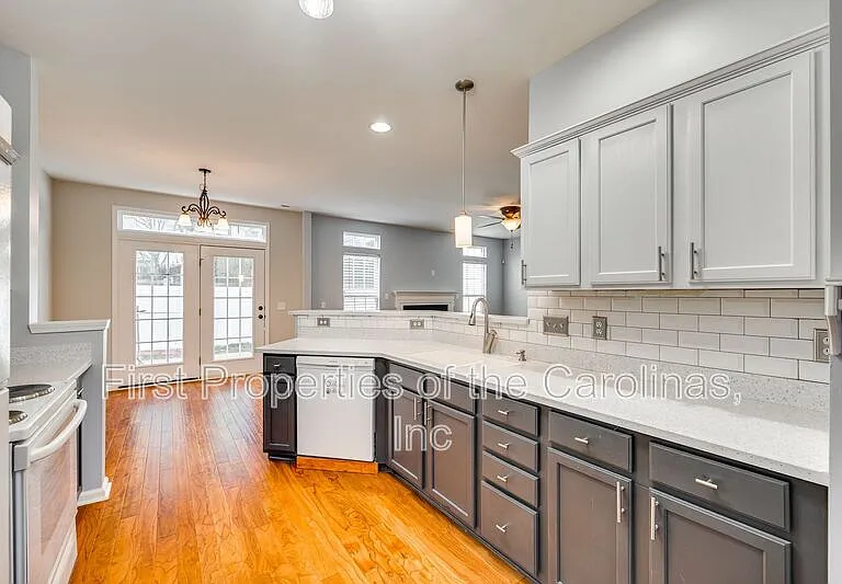 618 Bayou Cir — Photo 2