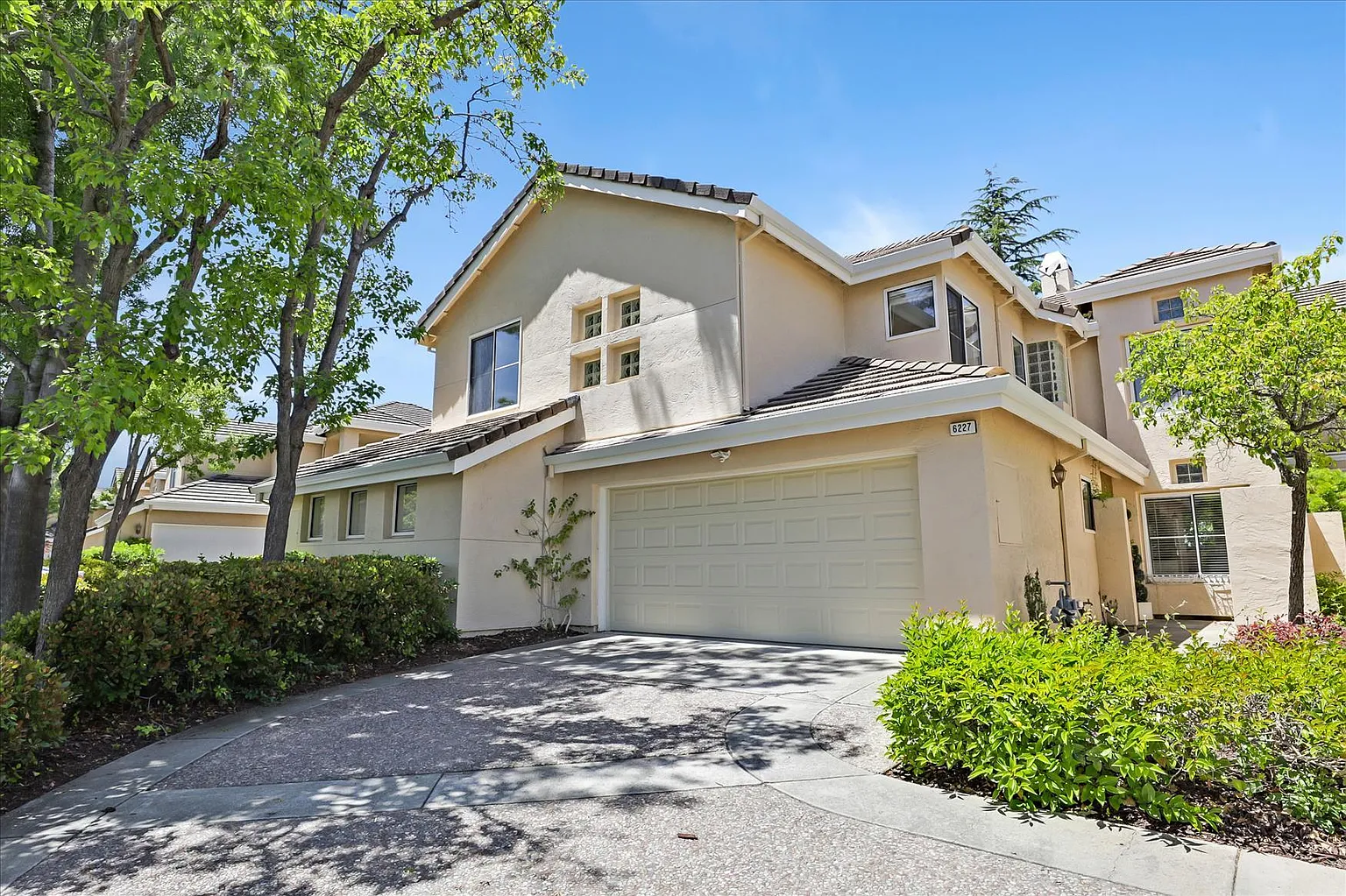 6227 Lakeview Cir photo 1