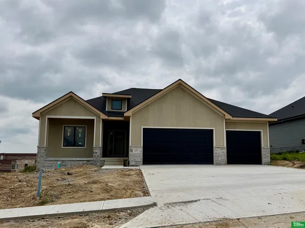 12362 Windsor Dr, Papillion, NE 68046