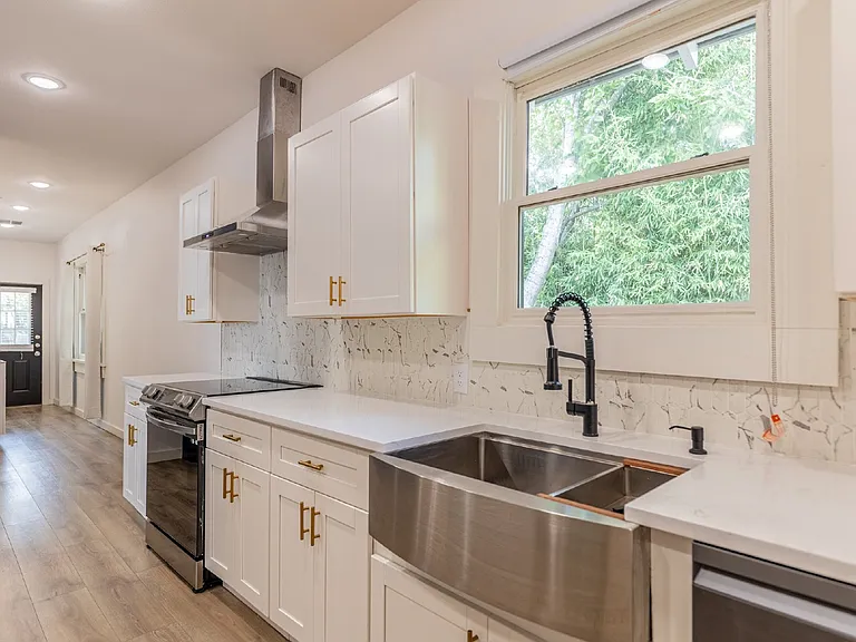 1010 Burnet St — Photo 15