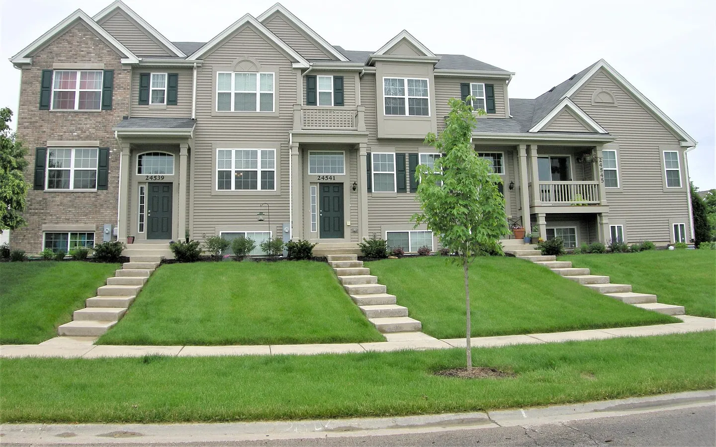 3 bed, 2.5 bath, 1757 sqft, $2,450 — Photo 1
