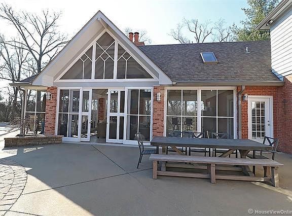 2nd image of 318 White Oaks Ln