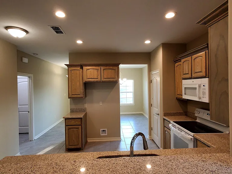2036 Grove Ln — Photo 6