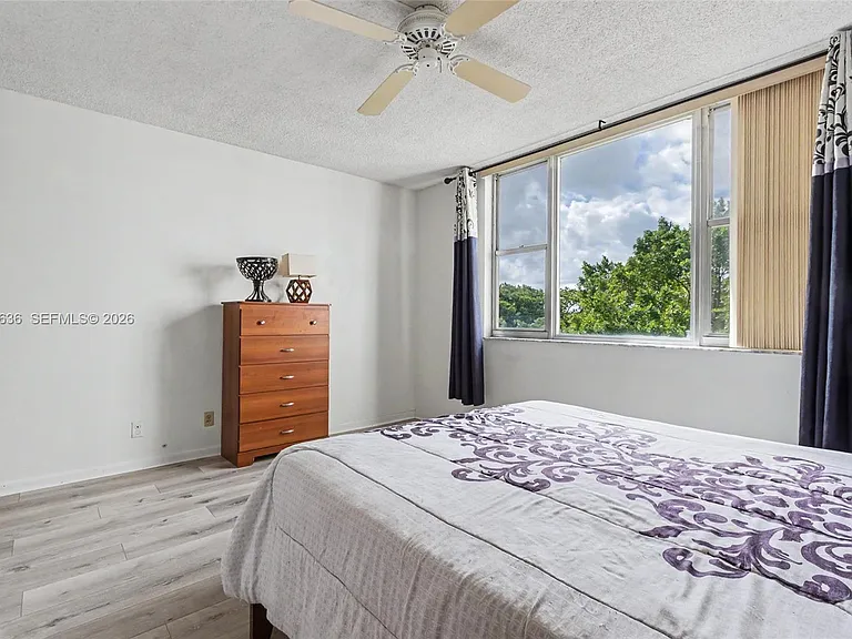 4330 Hillcrest Dr #405 — Photo 25