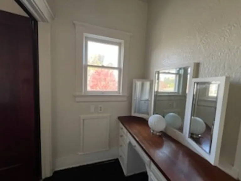 1561 N Van Ness Ave — Photo 5