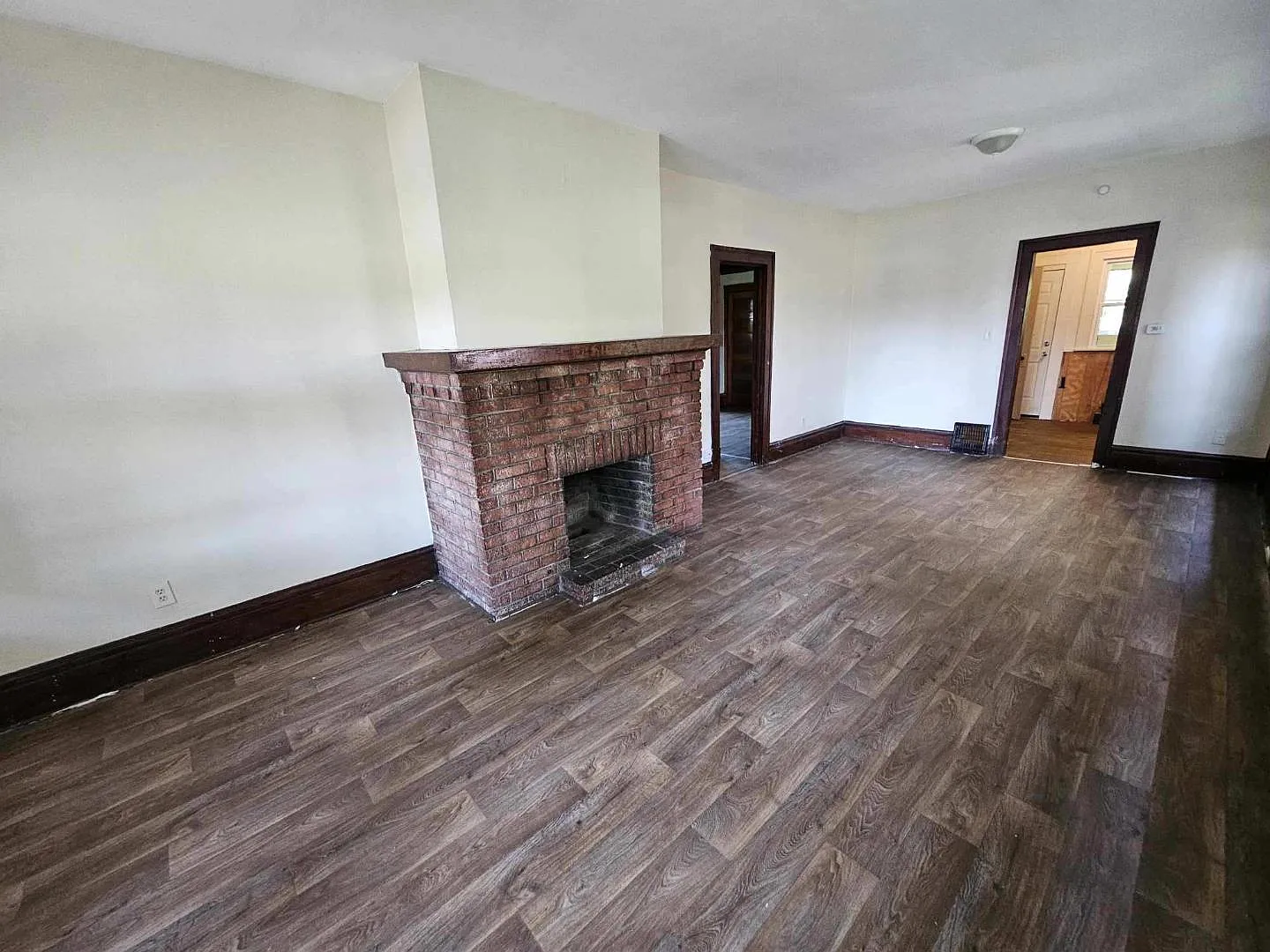 576 Blaine Ave — Photo 2