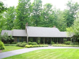 10081 E River Shore Dr SE, Alto, MI 49302
