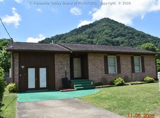 98 Fortura Dr, Mount Carbon, WV 25139