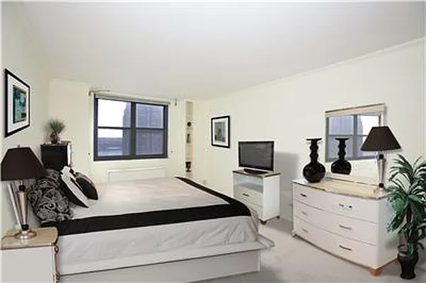 Sold by R New York | media 13