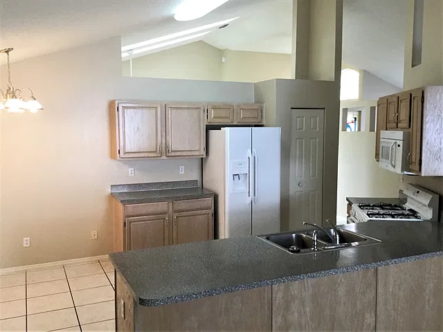 3 bed, 2.0 bath, 1888 sqft, $2,725 — Photo 3