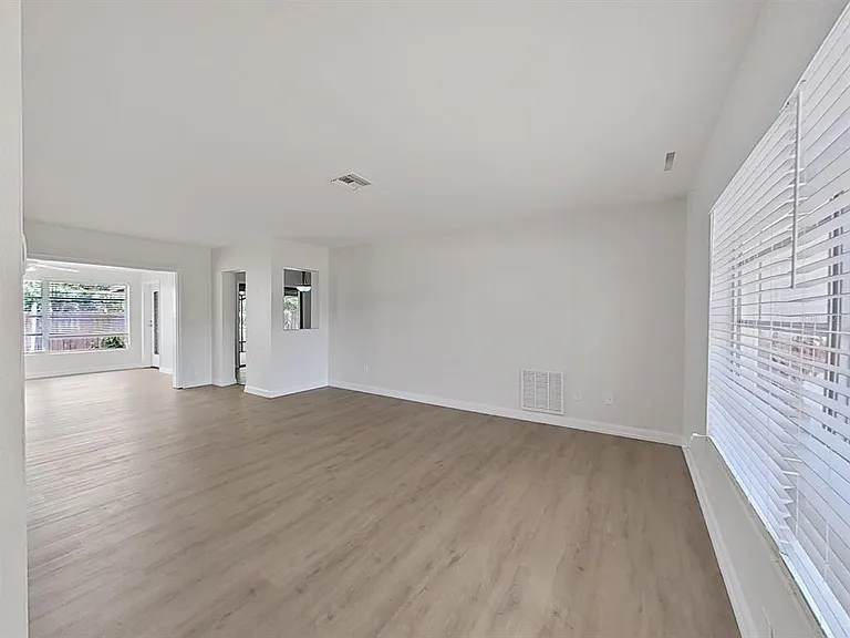1701 Laurie Ln — Photo 3