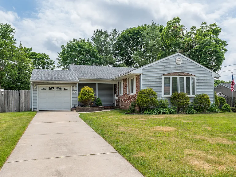 1120 Greenbriar Rd — Photo 1