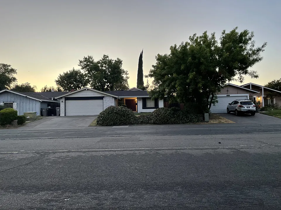 8595 La Riviera Dr