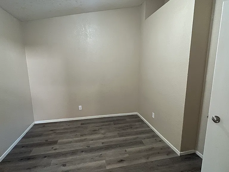 2752 Houston Ave — Photo 12