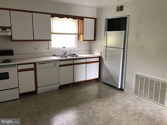 5th image of 5281 Berkshire Ct #10
