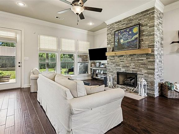 4th image of 504 English Oak Dr