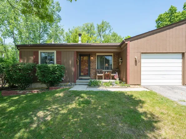 758 Woods Ct, Walled Lake, MI 48390