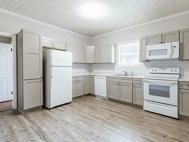 8 A St — Photo 2