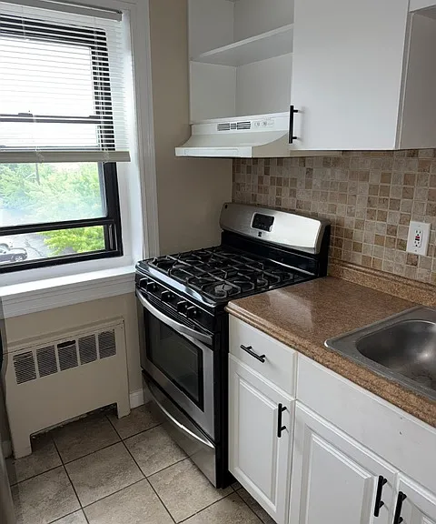 2334 Hudson Ter #C6 — Photo 4