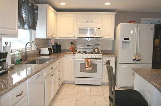5th image of 380 Essex St