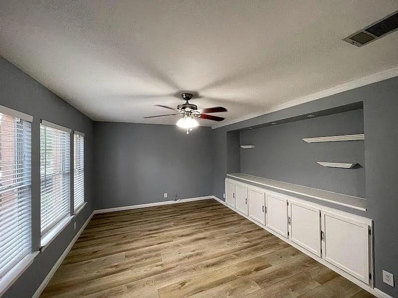 4 bed, 2.5 bath, 3290 sqft, $2,500 — Photo 4