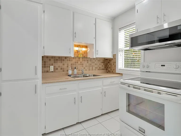 6633 Wyandotte St E — Photo 7
