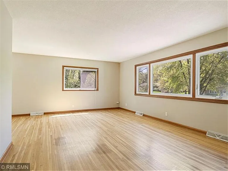 16020 Temple Dr — Photo 3