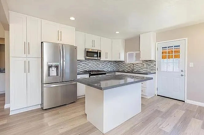 1032 Fern Ave — Photo 2