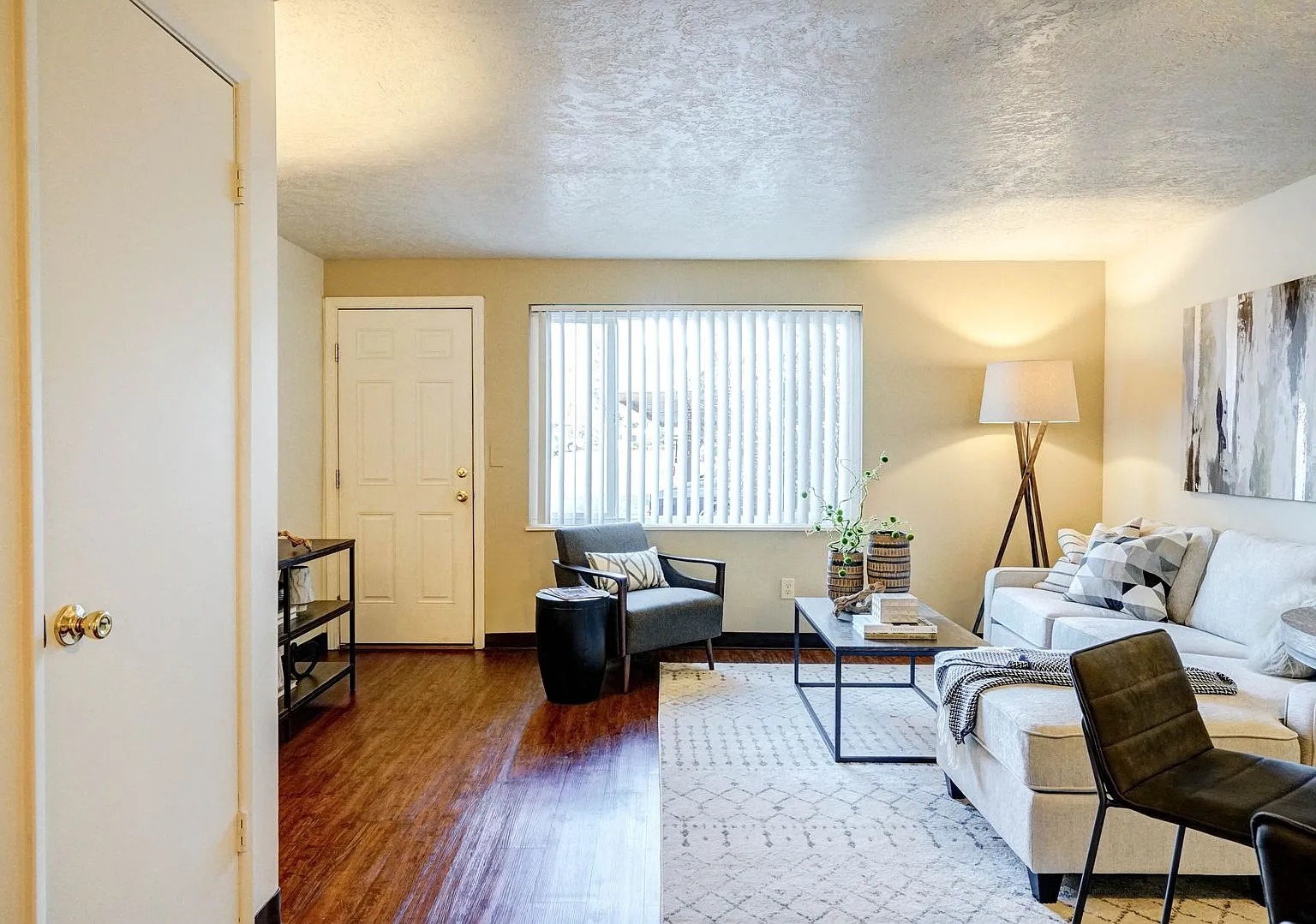 Spacious and immaculate townhomes! Free Water/Sewer/Garbage/Parking! — Photo 1