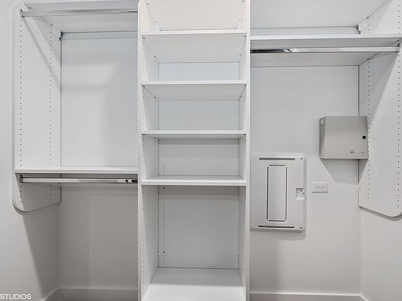 3rd image of 4405 N Artesian Ave #202